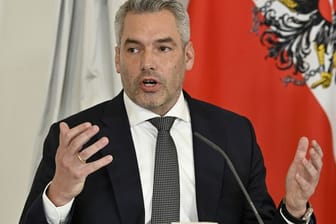 Karl Nehammer (ÖVP), Bundeskanzler von Österreich, hat sich mit dem Coronavirus infiziert.