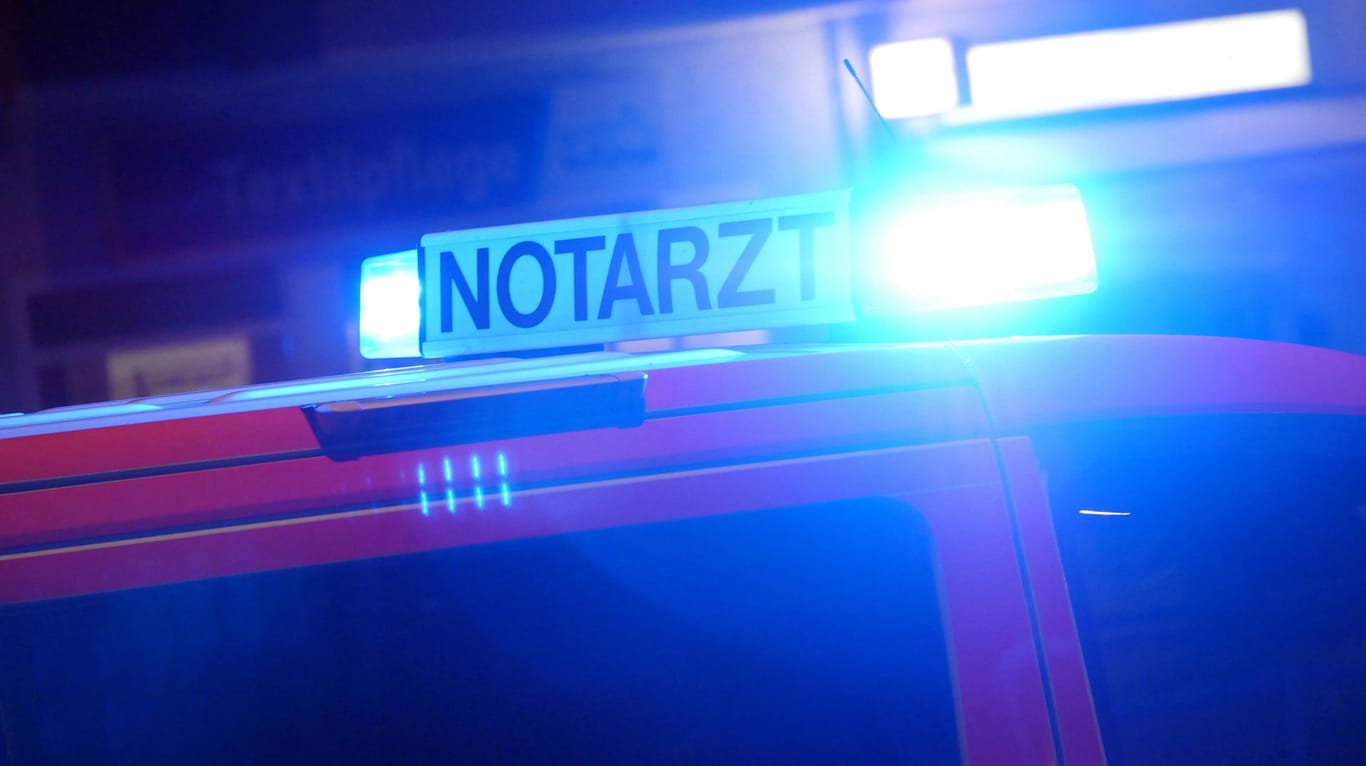 Blaulicht an einem Notarztwagen (Symbolbild): Das mutmaßliche Opfer konnte aufgrund der Schwere der Verletzungen noch nicht vernommen werden. Blaulicht an einem Notarztwagen (Symbolbild): Das mutmaßliche Opfer konnte aufgrund der Schwere der Verletzungen noch nicht vernommen werden.
