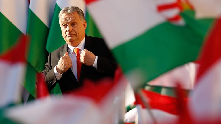 Ungarns Ministerpräsident 2018 im Fahnenmeer: Bei der damaligen Wahl war Viktor Orbán noch konkurrenzlos.