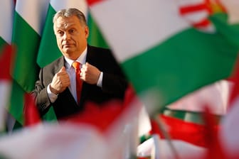 Ungarns Ministerpräsident 2018 im Fahnenmeer: Bei der damaligen Wahl war Viktor Orbán noch konkurrenzlos.