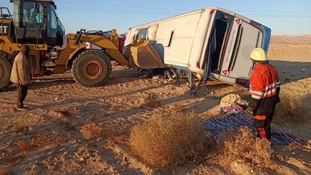 Mitarbeiter kümmern sich um den verunglückten Bus in der ägyptischen Provinz Südsinai.