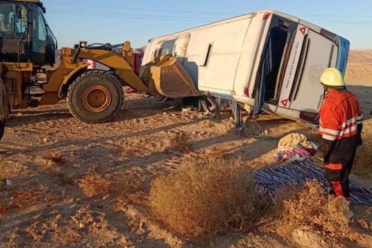 Mitarbeiter kümmern sich um den verunglückten Bus in der ägyptischen Provinz Südsinai.