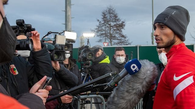 Rekordneuzugang Ricardo Pepi sitzt gegen die TSG 1899 Hoffenheim zunächst auf der Bank. Rekordneuzugang Ricardo Pepi sitzt gegen die TSG 1899 Hoffenheim zunächst auf der Bank.