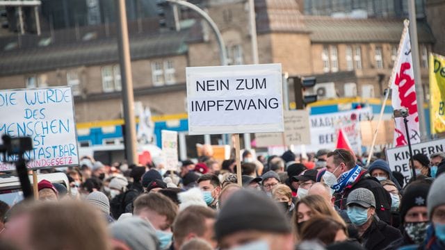 In Hamburg demonstrierten mehrere Tausend Menschen gegen die Corona-Maßnahmen. In Hamburg demonstrierten mehrere Tausend Menschen gegen die Corona-Maßnahmen.