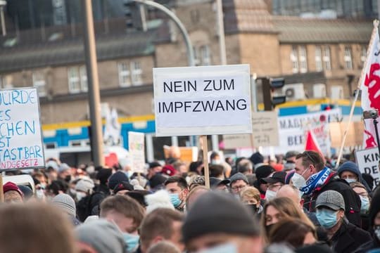 In Hamburg demonstrierten mehrere Tausend Menschen gegen die Corona-Maßnahmen.