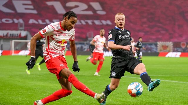 Leipzigs Christopher Nkunku (l) sitzt gegen den FSV Mainz 05 nur auf der Bank. Leipzigs Christopher Nkunku (l) sitzt gegen den FSV Mainz 05 nur auf der Bank.