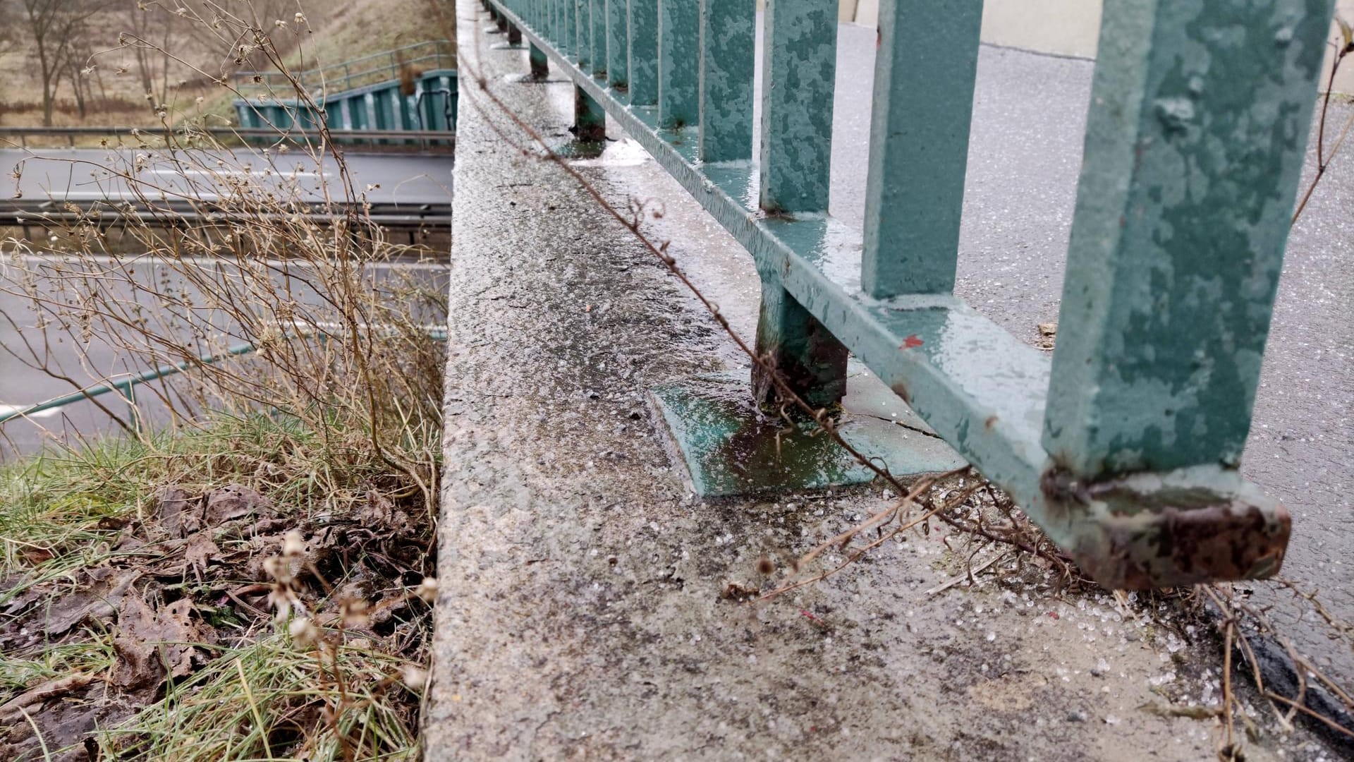 Autobahnbrücke (Symbolbild): Zwei Jugendliche haben einen Pfosten von einer solchen Brücke geworfen und ein vollbesetztes Auto getroffen.