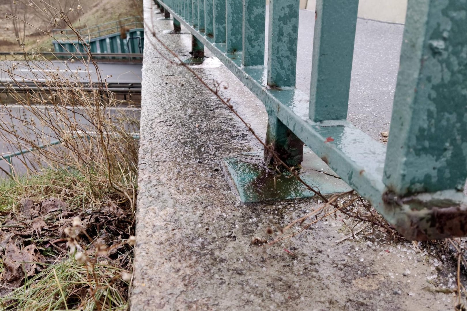 Autobahnbrücke (Symbolbild): Zwei Jugendliche haben einen Pfosten von einer solchen Brücke geworfen und ein vollbesetztes Auto getroffen.