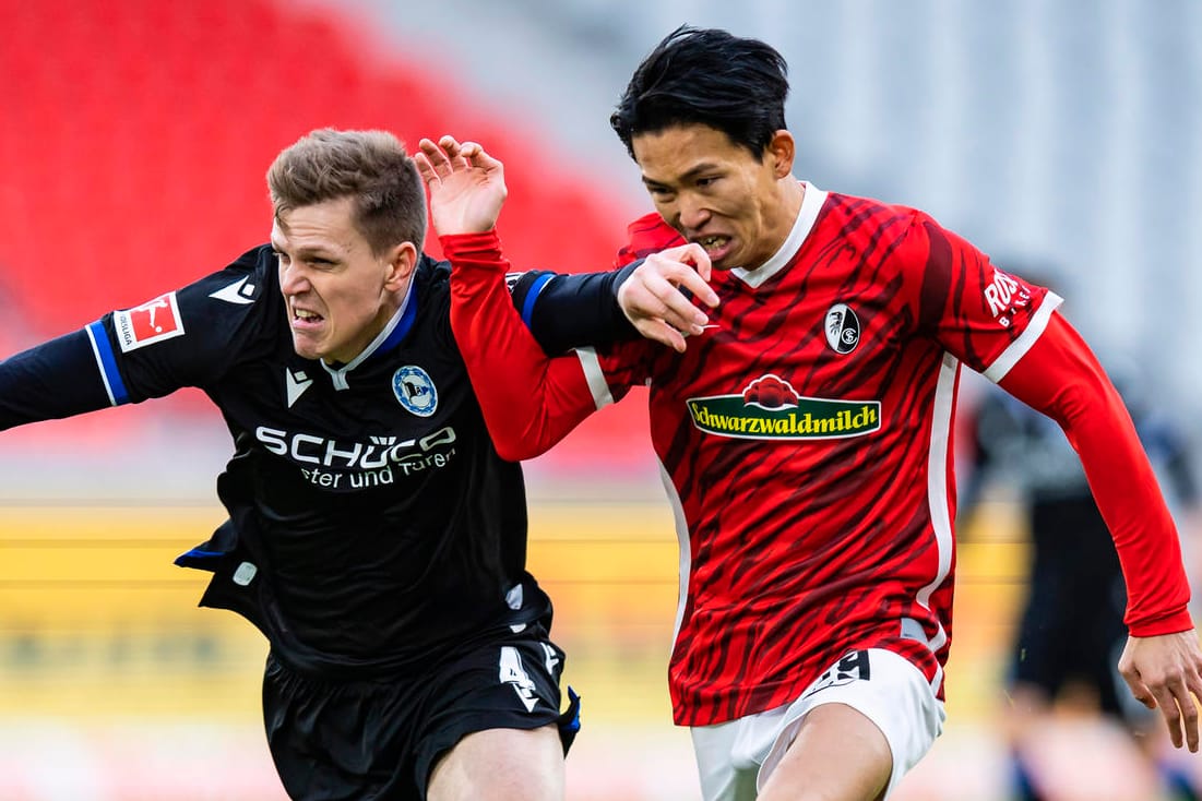 Bielefelds Joakim Nilsson (l.) und Freiburgs Woo-yeong Jeong: Die Breisgauer führten bereits nach sechs Minuten.