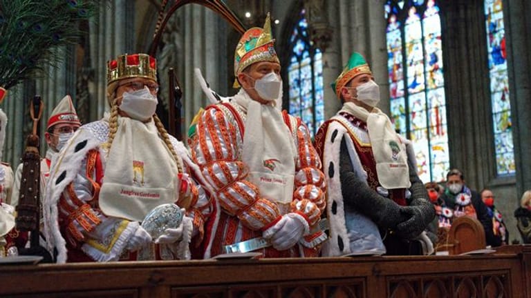Die Mitglieder des Dreigestirns und des Kinderdreigestirns beim ökumenischen Gottesdienst für Kölner Karnevalisten im Dom.