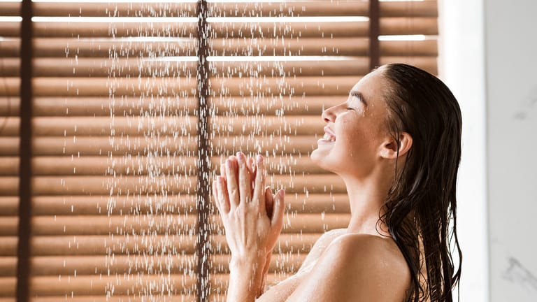 Duschen: Das warme Wasser kann zur Entspannung der Blasenmuskulatur beitragen. (Symbolbild)