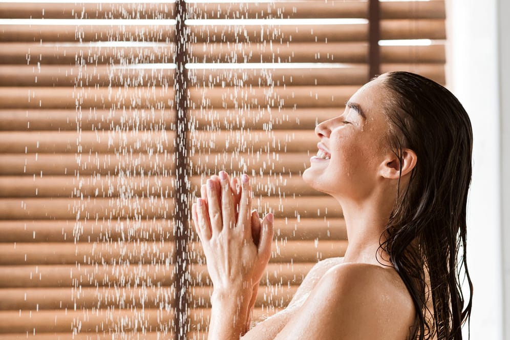 Duschen: Das warme Wasser kann zur Entspannung der Blasenmuskulatur beitragen. (Symbolbild)