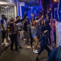 Feiernde Menschen in Johannesburg: Südafrika könnte die schlimmste Phase der Corona-Pandemie überstanden haben.