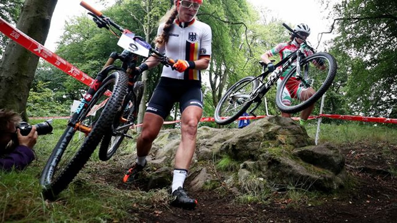 Elisabeth Brandau (l) hat sich erneut den deutschen Radcross-Meistertitel gesichert.