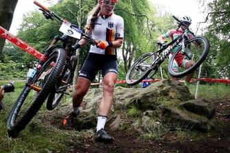 Elisabeth Brandau (l) hat sich erneut den deutschen Radcross-Meistertitel gesichert.