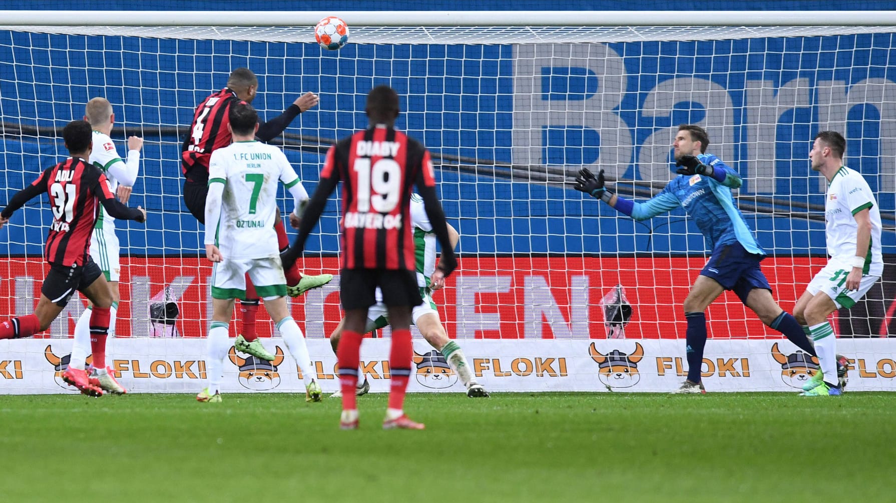 Leverkusens Tah schraubt sich hoch und köpft, Union-Keeper Luthe (r.) ist ohne Chance. Leverkusens Tah schraubt sich hoch und köpft, Union-Keeper Luthe (r.) ist ohne Chance.