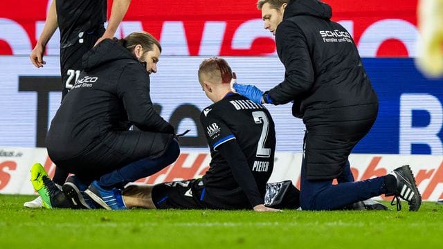 Bielefelds Amos Pieper wird nach dem Zusammenprall behandelt.