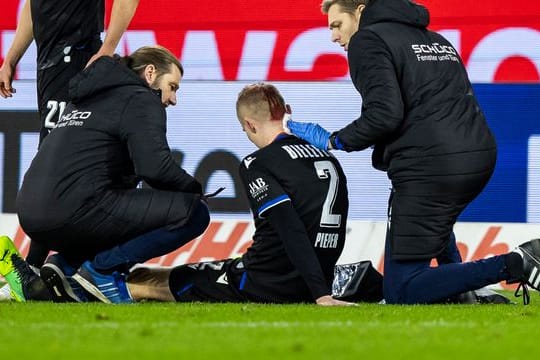Bielefelds Amos Pieper wird nach dem Zusammenprall behandelt.