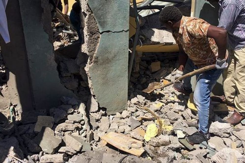Das Archivbild aus dem Oktober 2021 zeigt Trümmer nach einem Angriff der äthiopischen Luftwaffe in der Region Tigray.