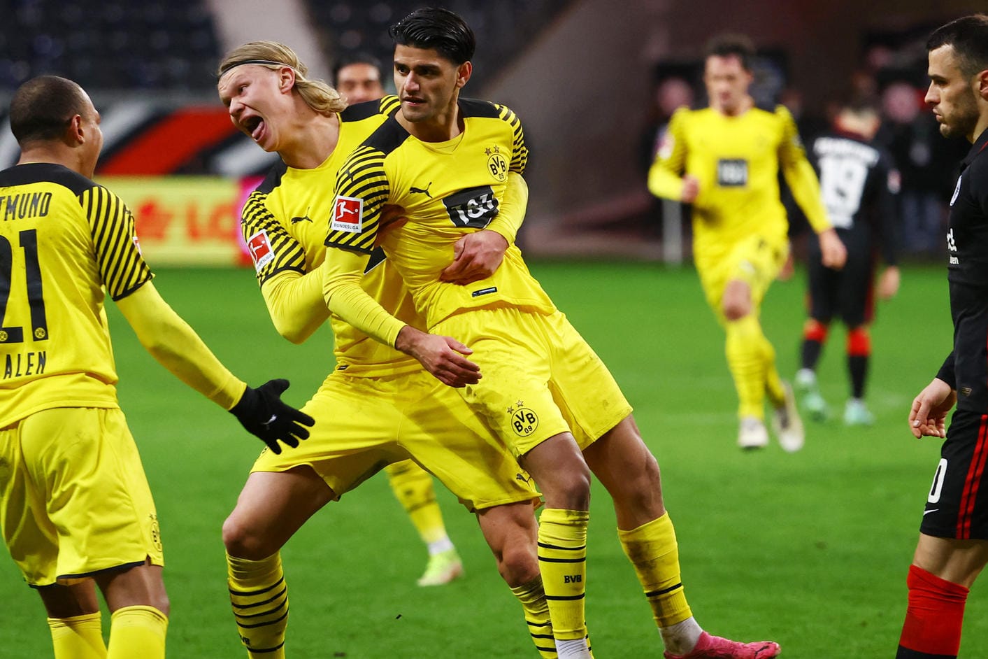 Meiner Umarmung entkommst Du nicht: Erling Haaland feiert Siegtorschütze Mo Dahoud nach dem 3:2 in Frankfurt.