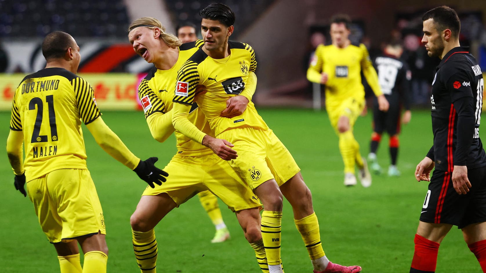 Meiner Umarmung entkommst Du nicht: Erling Haaland feiert Siegtorschütze Mo Dahoud nach dem 3:2 in Frankfurt. Meiner Umarmung entkommst Du nicht: Erling Haaland feiert Siegtorschütze Mo Dahoud nach dem 3:2 in Frankfurt.