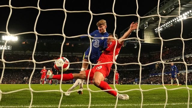 Timo Werner (l) brachte Chelsea in Führung.