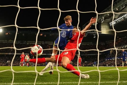 Timo Werner (l) brachte Chelsea in Führung.