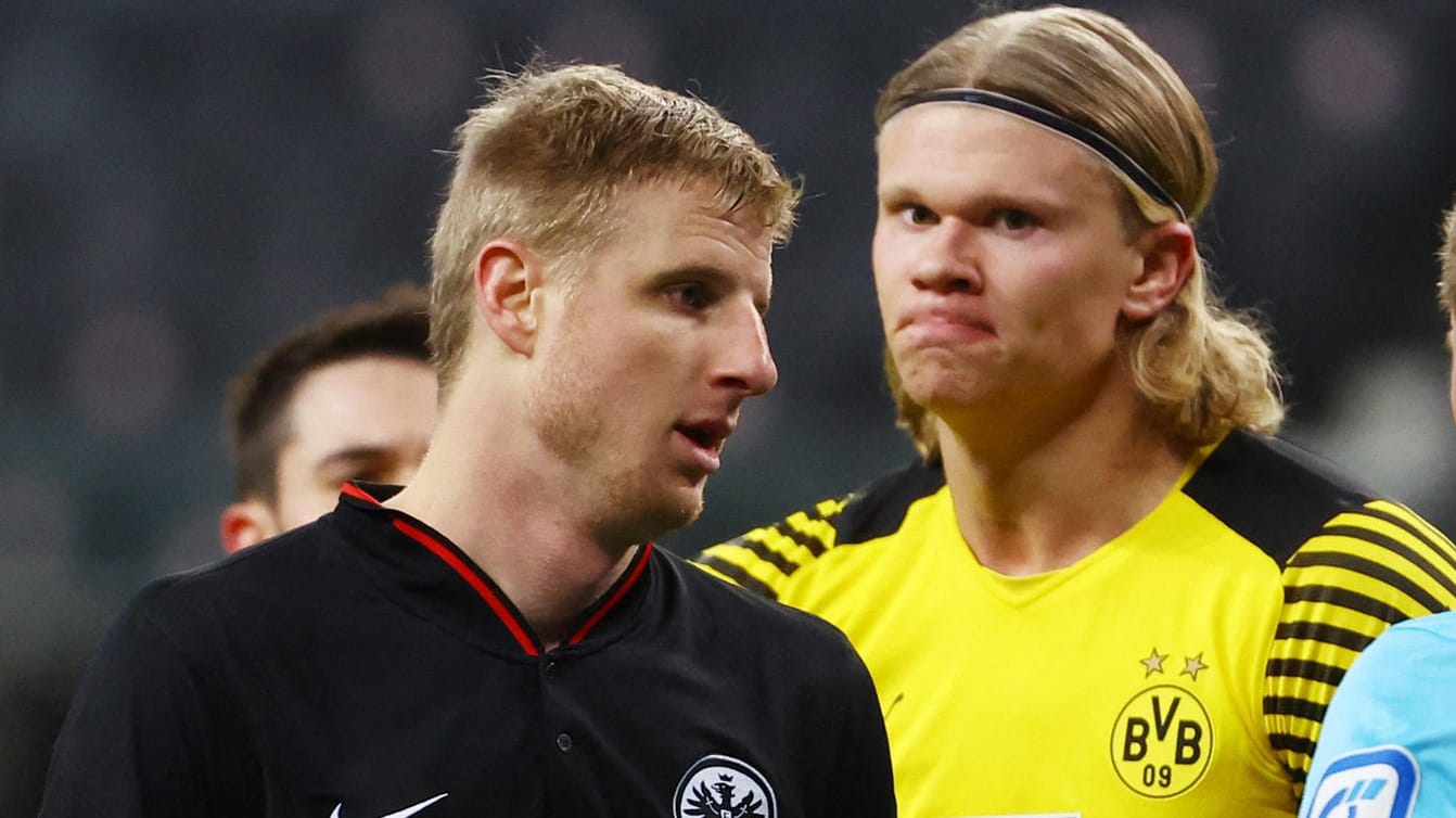 Leicht gereizte Stimmung: Dortmunds Haaland (M.) hat noch Redebedarf mit Frankfurts Hinteregger (li.). Leicht gereizte Stimmung: Dortmunds Haaland (M.) hat noch Redebedarf mit Frankfurts Hinteregger (li.).