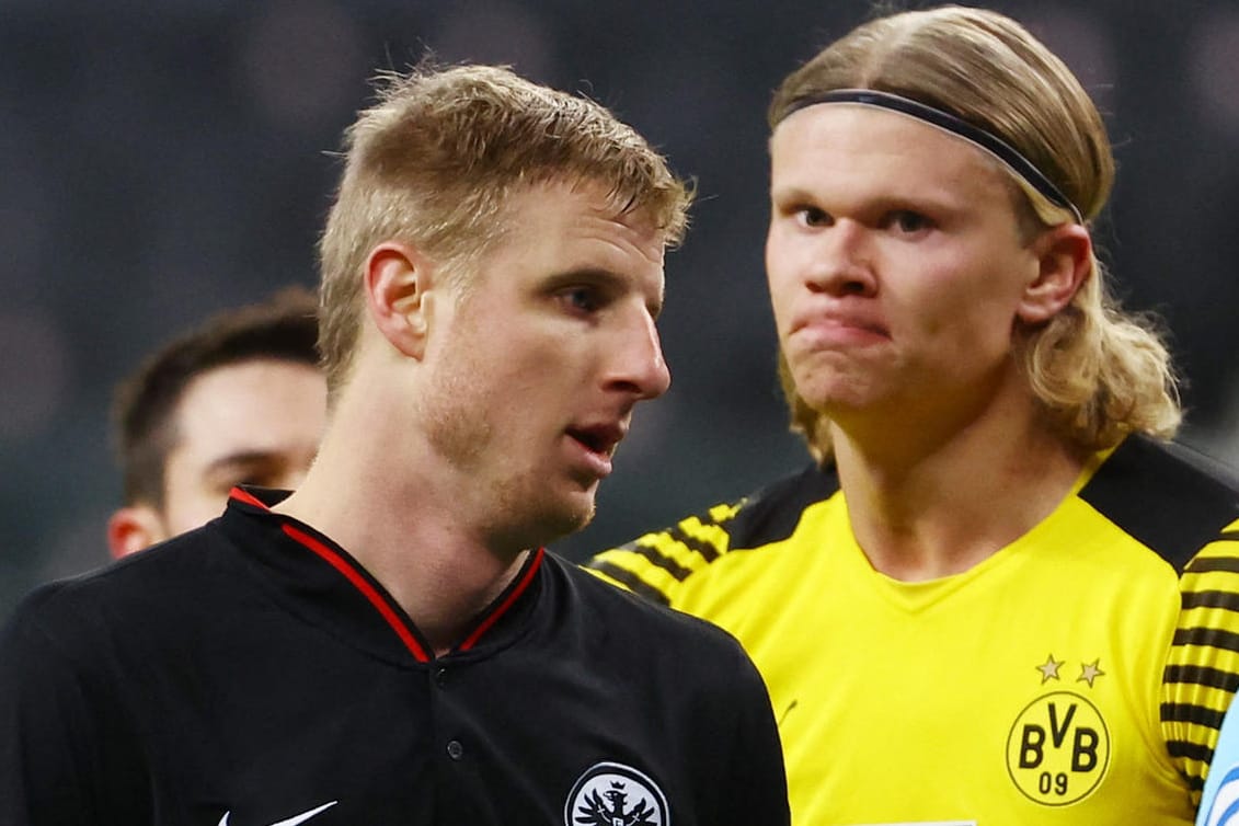 Leicht gereizte Stimmung: Dortmunds Haaland (M.) hat noch Redebedarf mit Frankfurts Hinteregger (li.).