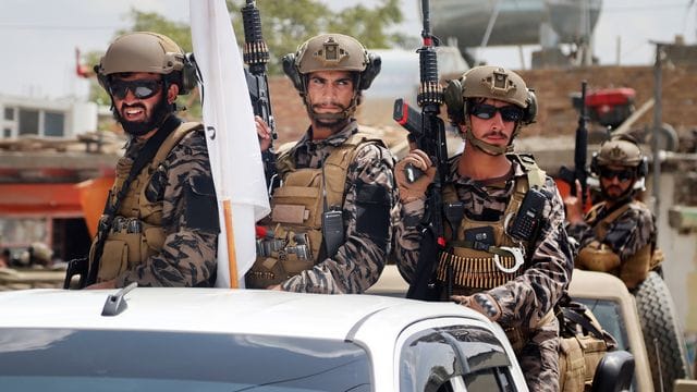 Kämpfer der Spezialeinheit der militant-islamistischen Taliban treffen nach dem Abzug der US-Truppen auf dem Flughafen Kabul ein. Kämpfer der Spezialeinheit der militant-islamistischen Taliban treffen nach dem Abzug der US-Truppen auf dem Flughafen Kabul ein.