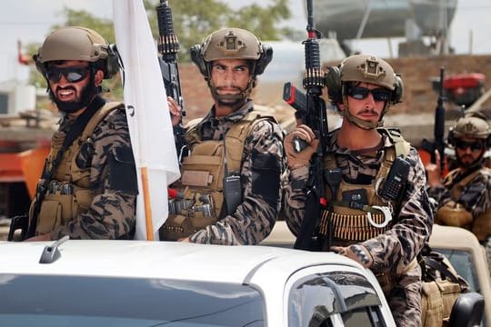 Kämpfer der Spezialeinheit der militant-islamistischen Taliban treffen nach dem Abzug der US-Truppen auf dem Flughafen Kabul ein.