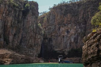 Ein Touristenboot fährt entlang der Schlucht am Furnas-See in Brasilien (Archivbild): Einer der Felsen hat sich am Samstag gelöst.