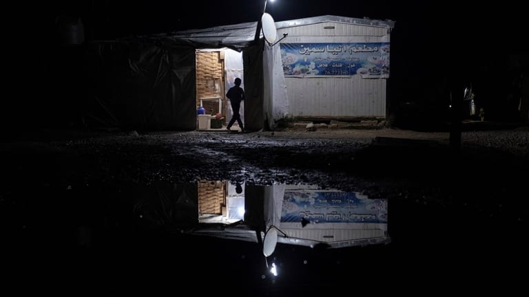 Die Hütte eines Flüchtlings im Libanon (Archivbild): Im ganzen Land ist der Strom weg, nur Batterielampen und Generatoren schaffen noch Licht.