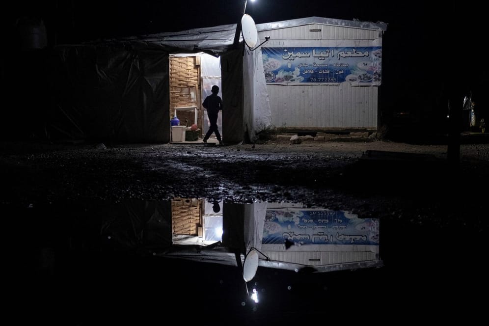 Die Hütte eines Flüchtlings im Libanon (Archivbild): Im ganzen Land ist der Strom weg, nur Batterielampen und Generatoren schaffen noch Licht.