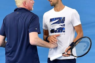 Boris Becker (l) spricht beim ATP Cup im Februar 2020 mit Novak Djokovic.