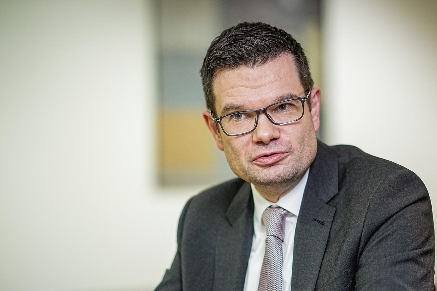 Marco Buschmann bei einem Interview (Archivbild): Der Justizminister fordert härteres Vorgehen bei gewalttätigen Corona-Protesten.