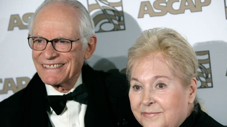 US-Komponistin Marilyn Bergman (r) mit ihrem Ehemann Alan bei einem Event in Beverly Hills.