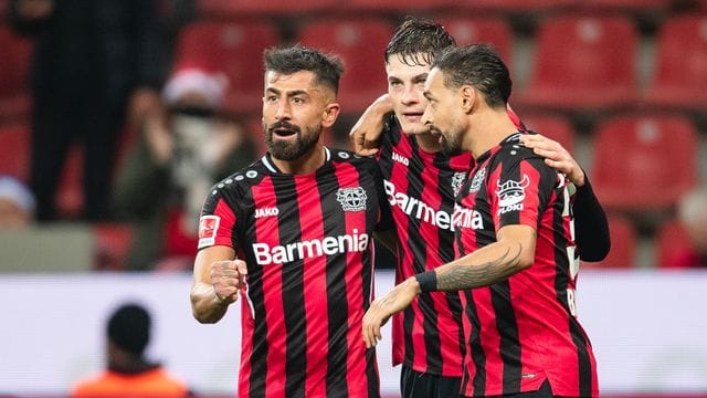 Patrik Schick (M) will mit Leverkusen in die Champions League.