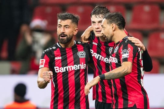 Patrik Schick (M) will mit Leverkusen in die Champions League.