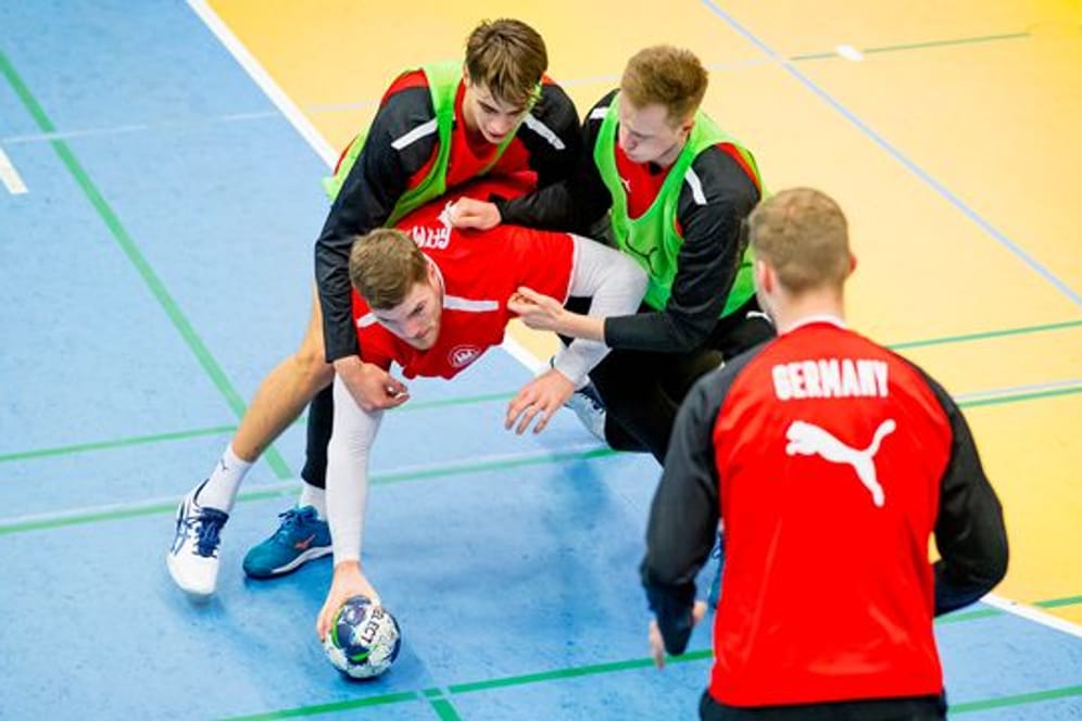 Johannes Golla (M) beim Training mit der deutschen Handball-Natonalmannschaft.