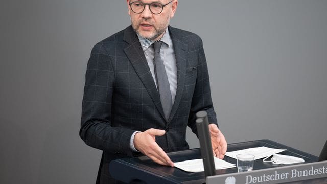 Michael Roth (SPD), Vorsitzender des Auswärtigen Ausschusses, rechnet nicht damit, dass ein "grünes Label" für Atom- und Gaskraftwerke noch abzuwenden ist. Michael Roth (SPD), Vorsitzender des Auswärtigen Ausschusses, rechnet nicht damit, dass ein "grünes Label" für Atom- und Gaskraftwerke noch abzuwenden ist.