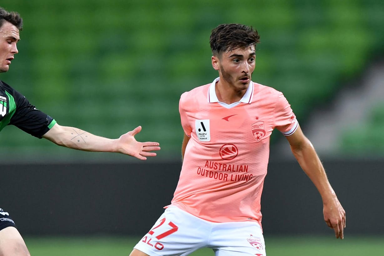 Josh Cavallo (re.): Der Australier ist der einzige aktive Profifußballer, der offen zu seiner Homosexualität steht.