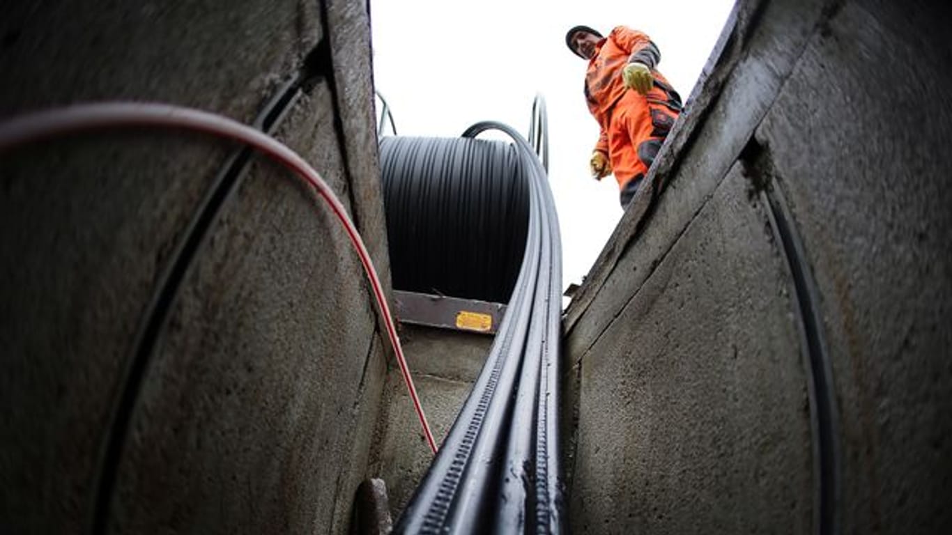 Arbeiter verlegen Glasfaserkabel