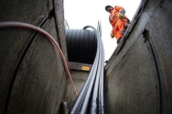 Arbeiter verlegen Glasfaserkabel