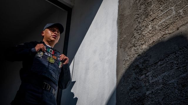 Der 29 Jahre alte Alan Galván arbeitet als Polizeibeamter in Mexiko-Stadt. Der 29 Jahre alte Alan Galván arbeitet als Polizeibeamter in Mexiko-Stadt.