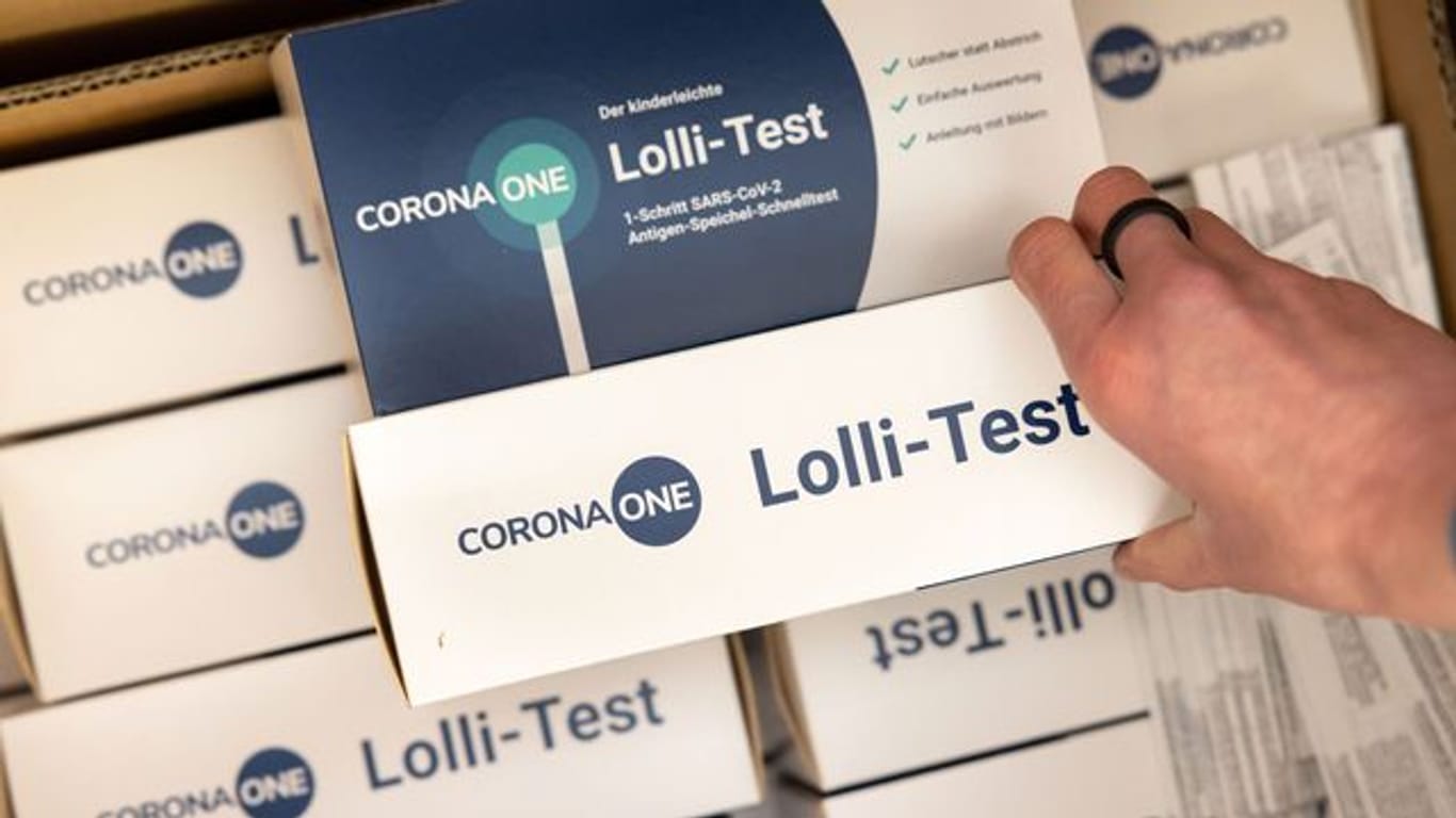 Die Schulleiterin einer Grundschule packt einen "Lolli-Test" aus (Archivbild): Berlin soll nun mehrere Lolli-Tests erhalten.