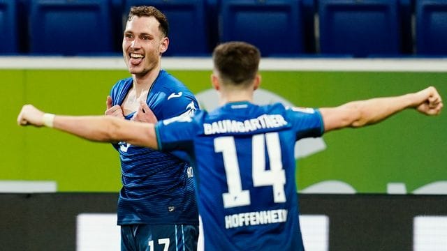 Hoffenheims Torschütze David Raum (l) jubelt mit Christoph Baumgartner über das Tor zum 3:1 gegen Augsburg.