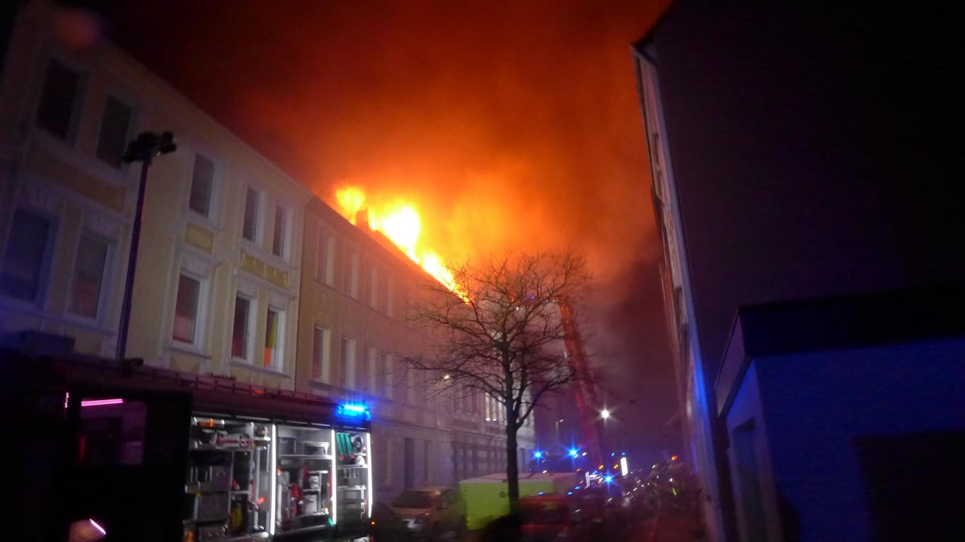 Flammen lodern aus dem Dach des Mehrfamilienhauses: Drei Bewohner mussten von der Feuerwehr gerettet werden.