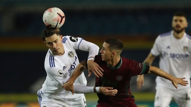 Im Einsatz für Leeds United: Robin Koch (l) in einem Zweikampf.