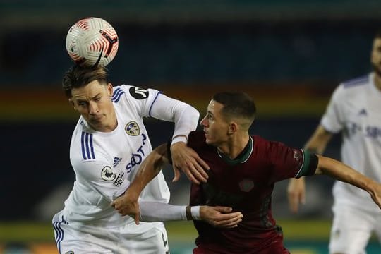 Im Einsatz für Leeds United: Robin Koch (l) in einem Zweikampf.